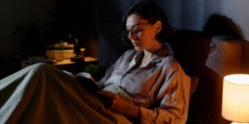 Ler no escuro causa miopia? Desvendando o mito da vovó.