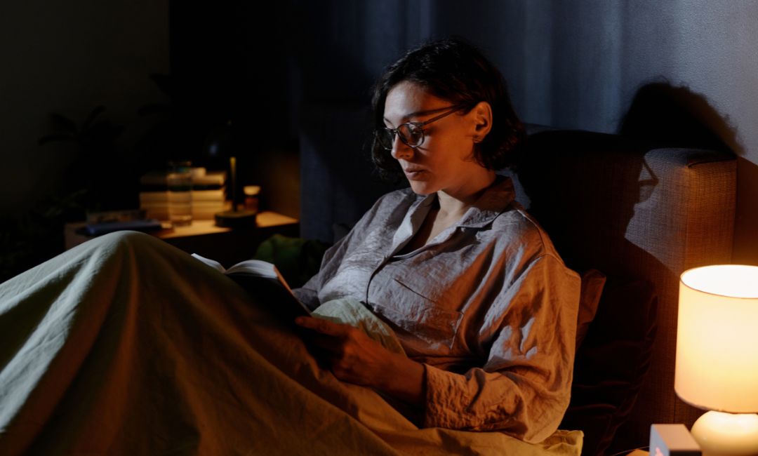 Ler no escuro causa miopia?