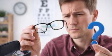 Quando trocar os óculos? Sinais que seus olhos dão antes do desconforto virar rotina
